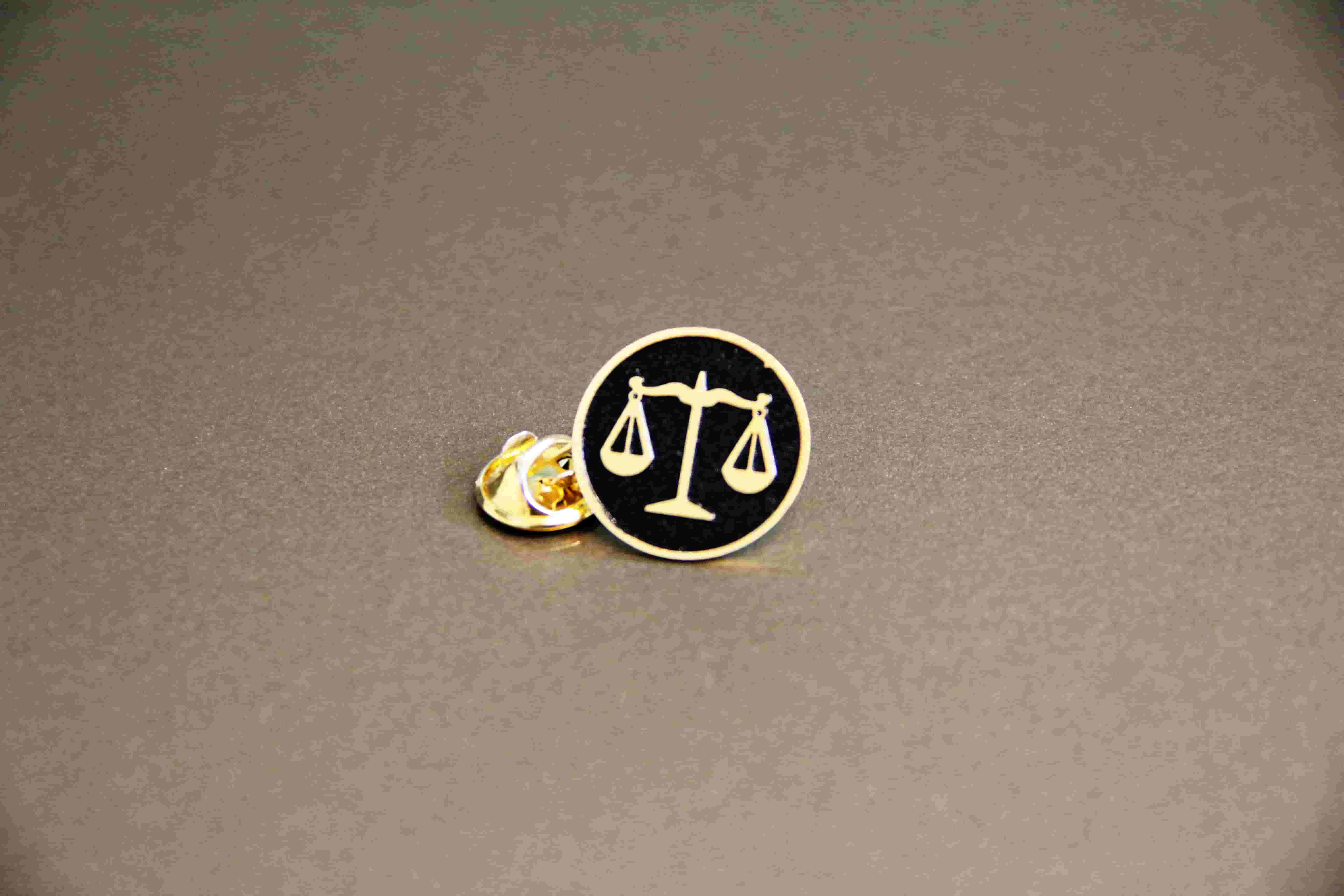 چطور بج سینه شیک و خاص برای کارمندان طراحی کنیم؟